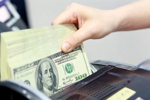 Tỷ giá trung tâm ngày 23/5 giảm 5 đồng/USD, giá vàng tăng nhẹ