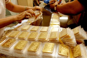 Giá vàng tiếp tục giảm sâu, tỷ giá trung tâm giảm 9 đồng/USD ngày 27/5