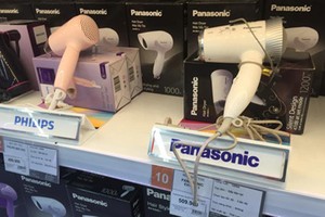 Hàng hóa nước ngoài xuất hiện tràn ngập tại các siêu thị.