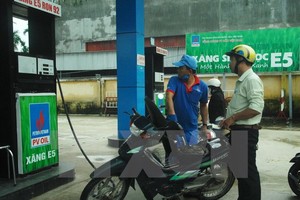 Người dân đổ xăng E5 tại cây xăng trên địa bàn tỉnh Quảng Ngãi. (Ảnh: Sỹ Thắng/TTXVN)