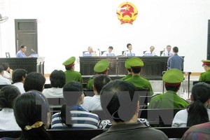 Quang cảnh phiên tòa xét xử vụ án tham ô tài sản trong việc sửa chữa ụ nổi 83M. (Ảnh: Tiên Minh/TTXVN)