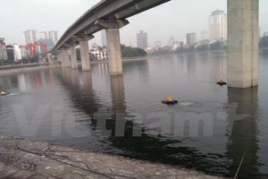 Hồ Hoàng Cầu (quận Đống Đa, Hà Nội) sau khi khắc phục xong tình trạng cá chết trắng hồ vào ngày 8/6. (Ảnh: Minh Nghĩa/Vietnam+)