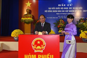 Thủ tướng Nguyễn Xuân Phúc và phu nhân bỏ phiếu bầu cử. Ảnh VGP/ Quang Hiếu