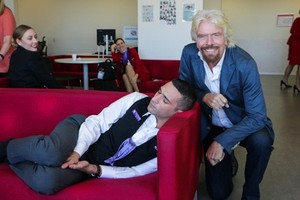 Richard Branson chụp ảnh cùng nhân viên ngủ gật. Ảnh: Virgin Australia