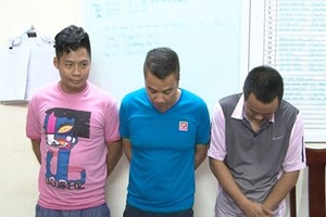 Một số đối tượng tham gia đường dây cá độ bóng đá bị bắt giữ.