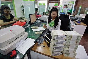 Ngày 16/6, tỷ giá trung tâm giảm 9 đồng/USD, giá vàng đang tăng nhanh