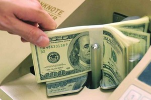 Ngày 17/6, tỷ giá trung tâm giảm thêm 16 đồng/USD, giá vàng quay đầu giảm sâu