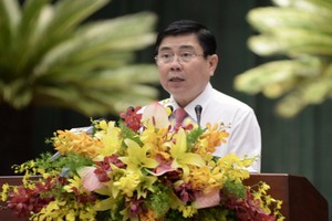 Ông Nguyễn Thành Phong phát biểu sau khi tái đắc cử Chủ tịch UBND TP.HCM - Ảnh: Tự Trung