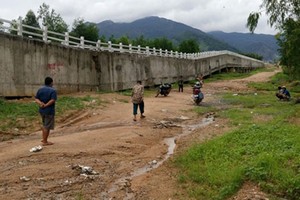 Chiếc cầu máng dẫn nước thủy lợi bị lún, gãy ở xã Tân Xuân, huyện Hàm Tân.