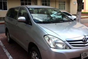 Chiếc ô tô của nhóm người nghi mua bán thiên thạch đang bị công an tạm giữ