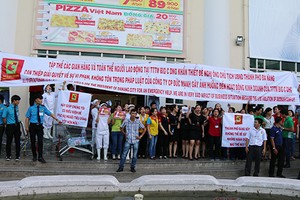 Nhân viên Big C căng băng-rôn cầu cứu Chủ tịch Đà Nẵng vì bị bịt lối đi