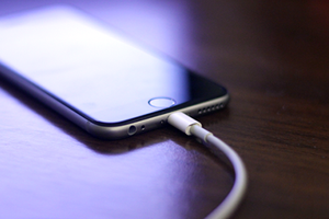 Apple bị kiện vì sử dụng bằng sáng chế công nghệ sạc mà không xin phép.