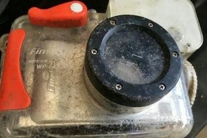 Lớp vỏ chống nước của máy ảnh đã bị trầy xước nhiều, nhưng chiếc máy ảnh bên trong vẫn hoạt động bình thường