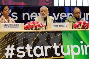 Bộ trưởng Thương mại Nirmala Sitharaman (trái) và Bộ trưởng Tài chính Arun Jaitley trong sự kiện "Khởi nghiệp Ấn Độ" ở New Delhi ngày 16/1. (Nguồn: EPA/TTXVN)