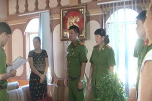 Cơ quan CSĐT đọc lệnh bắt đối tượng Lan