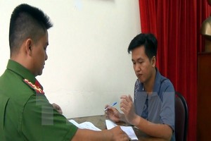 Đối tượng Tuấn tại cơ quan điều tra. (Nguồn: TTXVN)