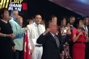 Đối tượng Nguyễn Văn Thông (áo trắng) trong một lần dự sự kiện của công ty.