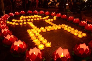 Thả hoa đăng trong đại lễ Vu Lan ở Việt Nam. Ảnh: Internet.