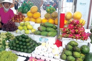 Nhiều trái cây Trung Quốc được bày bán tràn lan tại các sạp ở chợ Hàng Da (Hà Nội). Ảnh: Ngọc Mai.