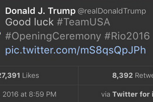 Donald Trump dùng smartphone Android để nói xấu, dùng iPhone để khen