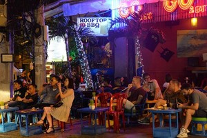 Khách du lịch quốc tế đến Hà Nội