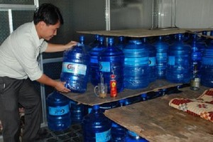 Hàng loạt cơ sở sản xuất nước uống đóng chai tại Hà Nội bị phát hiện không đạt chuẩn
