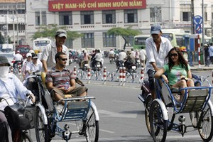 Khách du lịch quốc tế tại TP HCM (Ảnh: Hoang Dinh Nam/AFP)