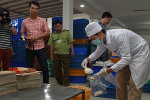 Kiểm tra số kem trộn tại cơ sở Tân Hoàng Gia. Ảnh: Báo LĐ và XH