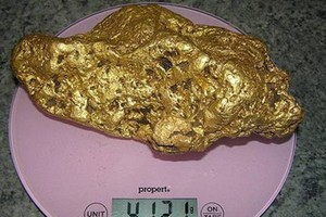 Người đàn ông may mắn nhặt được khối vàng 4,1 kg dưới đất
