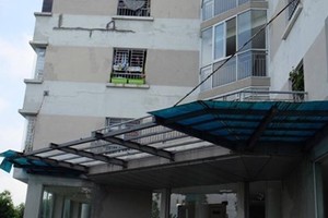 Tại Khu đô thị Đặng Xá, mái hiên tốc mái sau cơn bão số 1.