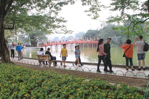 Người dân thủ đô và du khách sẽ có thêm nhiều lựa chọn cho các hoạt động vui chơi, giải trí vào 3 ngày cuối tuần tại không gian đi bộ Hồ Gươm. Ảnh: Ngọc Thành