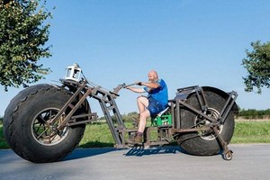 Thử sức với chiếc xe đạp 2 bánh khổng lồ nặng gần 950kg