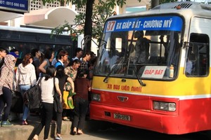 Mỗi xe buýt đang phải cạnh tranh đường với 300 ô tô, 3.000 xe máy. Ảnh: Anh Trọng