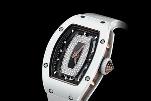 Chiếc RM 07-01 với phần vỏ từ ceramic trắng cùng dây cao su ton-sur-ton