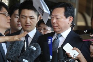 Chủ tịch Lotte cúi đầu xin lỗi công chúng