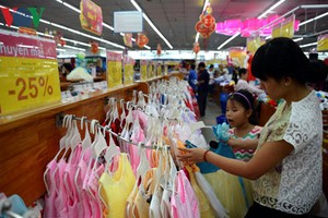 Nhiều siêu thị thời trang tung ra các gói giảm giá hấp dẫn nhằm thu hút khách hàng dịp cuối năm.