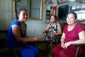 Chị Nguyễn Thị Ánh Đào (áo xanh) được hàng xóm đến chúc mừng.