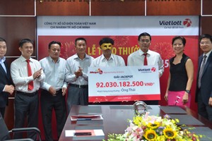 Buổi lễ trao giải có sự tham gia của đại diện Bộ Công an, Bộ Tài chính, Deloitte Việt Nam, Vietlott, Tập đoàn Berjaya, Công ty Berjaya Gia Thịnh, đại lý phát phát hành vé trúng thưởng, người trúng thưởng cùng gia đình. Ảnh: Vietlott