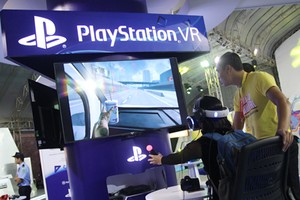 Trải nghiệm thực tế ảo bằng kính PlayStation VR tại Sony Show 2016. Ảnh: Bảo Nam.
