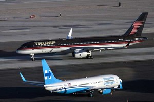 Đọ độ khủng máy bay của Trump và Hillary Clinton