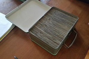 Vợ chồng trẻ bất ngờ tìm được hộp sắt cũ chứa 1 tỷ đồng