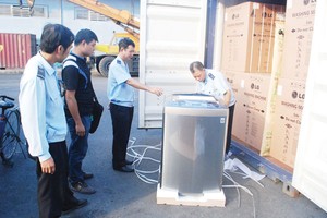 Công chức Cục Hải quan Hải Phòng kiểm tra hàng hóa XNK. (Ảnh:T.Bình).