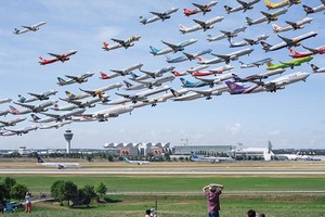 Ngoạn mục hình ảnh hàng trăm máy bay cùng cất cánh