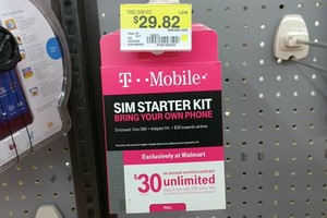 SIM trả trước của T-Mobile bày bán tại siêu thị có thể dùng ngay không cần khai thông tin. Ảnh: Ideasr.