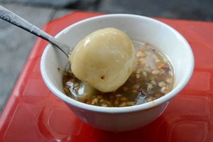 Bánh trôi tàu 30 Hàng Giầy trở thành địa chỉ quen thuộc suốt gần 30 năm ở Hà Nội. Ảnh: Nguyên Chi