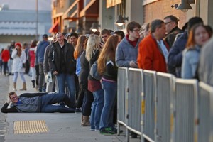 Cảnh người Mỹ hào hứng trong ngày mua sắm Black Friday