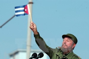 Lãnh tụ Cuba Fidel Castro phát biểu trước hàng nghìn người dân bên ngoài Văn phòng đại diện quyền lợi của Mỹ ở La Habana (Cuba) ngày 21/6/2004. (Nguồn: EPA/TTXVN)
