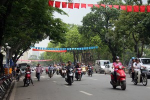 Các phố Hàng Khay - Đinh Tiên Hoàng - Lê Thái Tổ quanh hồ Hoàn Kiếm, cũng là phố đi bộ Hà Nội đang có giá đất dẫn đầu thủ đô. Ảnh: Nguyễn Lê.