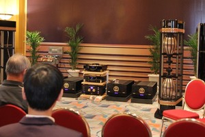 MBL là thương hiệu âm thanh hi-end đến từ Đức với trên 30 năm phát triển. Sản phẩm của hãng tạo khác biệt bằng công nghệ loa đa hướng Radialstrahler. 101 X-treme là cặp loa đầu bảng hiện nay của MBL, gồm bốn loa cột cao trên 1,8 mét.