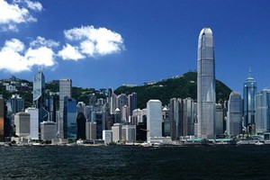 Hong Kong lập kỷ lục mới về giá thuê văn phòng cao cấp, đạt 302 USD mỗi m2 một năm, tăng 13% trong 2016, dẫn đầu những thành phố có giá văn phòng đắt nhất toàn cầu. Ảnh: Arabian Business